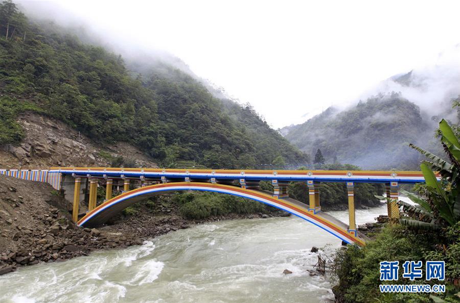 （圖文互動&middot;新華全媒頭條）（4）讓農(nóng)民致富奔小康的道路越走越寬廣&mdash;&mdash;黨的十八大以來以習(xí)近平同志為核心的黨中央關(guān)心農(nóng)村公路發(fā)展紀(jì)實(shí)