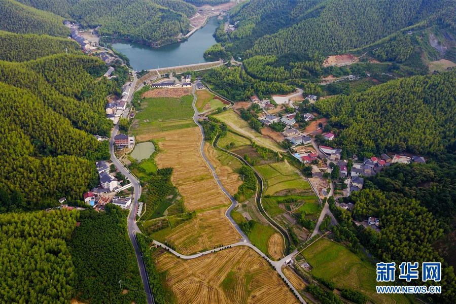 （圖文互動&middot;新華全媒頭條）（6）讓農(nóng)民致富奔小康的道路越走越寬廣&mdash;&mdash;黨的十八大以來以習(xí)近平同志為核心的黨中央關(guān)心農(nóng)村公路發(fā)展紀(jì)實(shí)