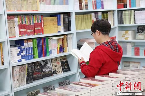 5月9日，一女子在哈爾濱市某書店選購圖書。從5月1日至5月4日，全國32家紙廠宣布漲價，各紙種漲價幅度為每噸100元至300元不等。對此，出版行業業內人士表示&ldquo;因為紙張價格上漲，直接造成了出版成本的明顯增加，出版行業只能被迫對圖書定價進行調整。&rdquo;
<a target='_blank' >中新社</a>記者 于琨 攝