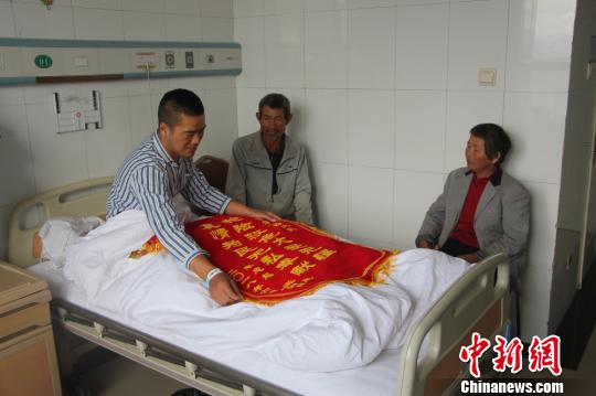 被救的李忠起、張總鳳夫婦看望受傷后的李運飛?！⊥粲?攝