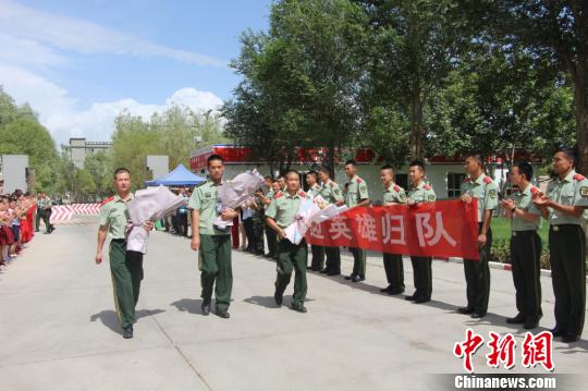 部隊官兵們迎接出院歸來的李運飛(中)和其他消防戰士?！⊥粲?攝