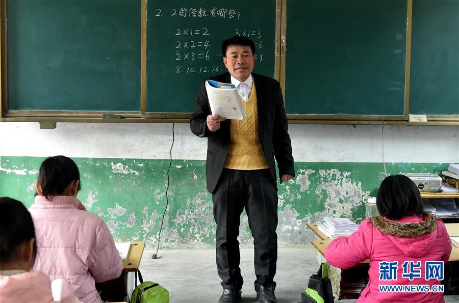 （時(shí)代先鋒&middot;圖文互動(dòng)）（1）伏牛山里好老師張玉滾：挑起孩子們走出大山的希望