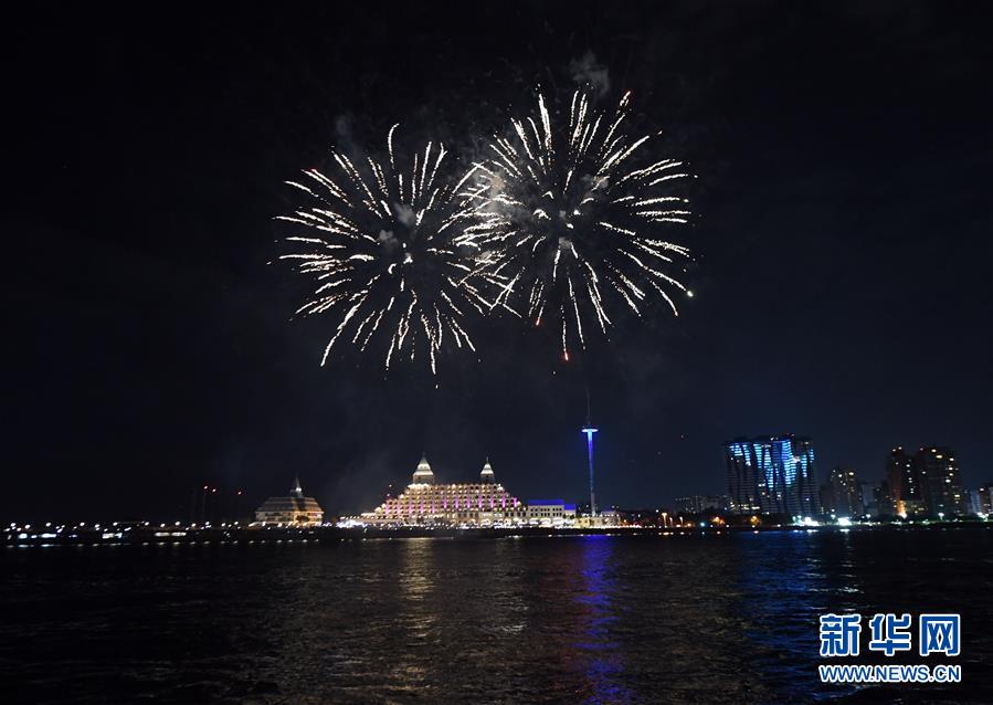 （我們的節(jié)日&middot;中秋）（2）煙花迎中秋
