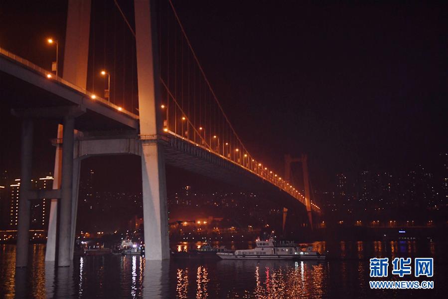 （重慶公交車墜江事故&middot;圖文互動）（4）夜幕降臨，重慶萬州公交客車墜江事故救援工作仍在進行中