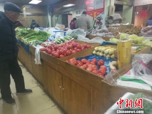 圖為北京一家社區超市里的菜攤。謝藝觀 攝