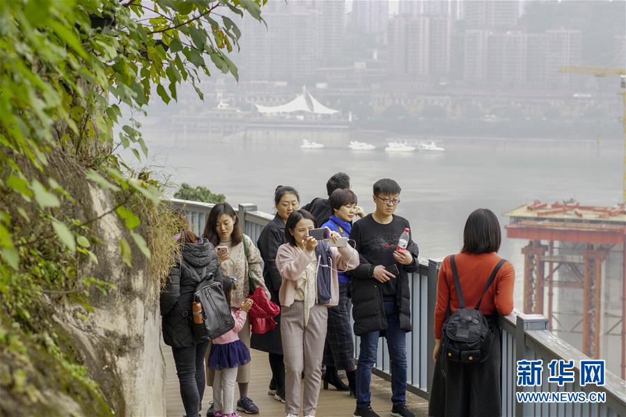（在習近平新時代中國特色社會主義思想指引下&mdash;&mdash;新時代新作為新篇章&middot;圖文互動）（1）激活新動能 崛起新高地 塑造山水城&mdash;&mdash;重慶推動高質量發展觀察
