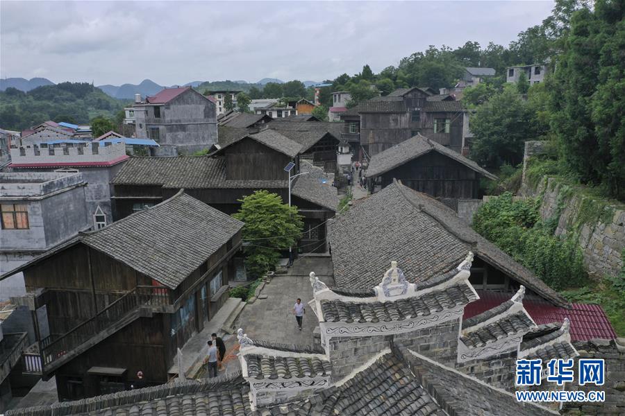 （壯麗70年&middot;奮斗新時代&mdash;&mdash;記者再走長征路&middot;圖文互動）（3）手捧棉被憶紅軍：走了那么多年，我們都念他們的好