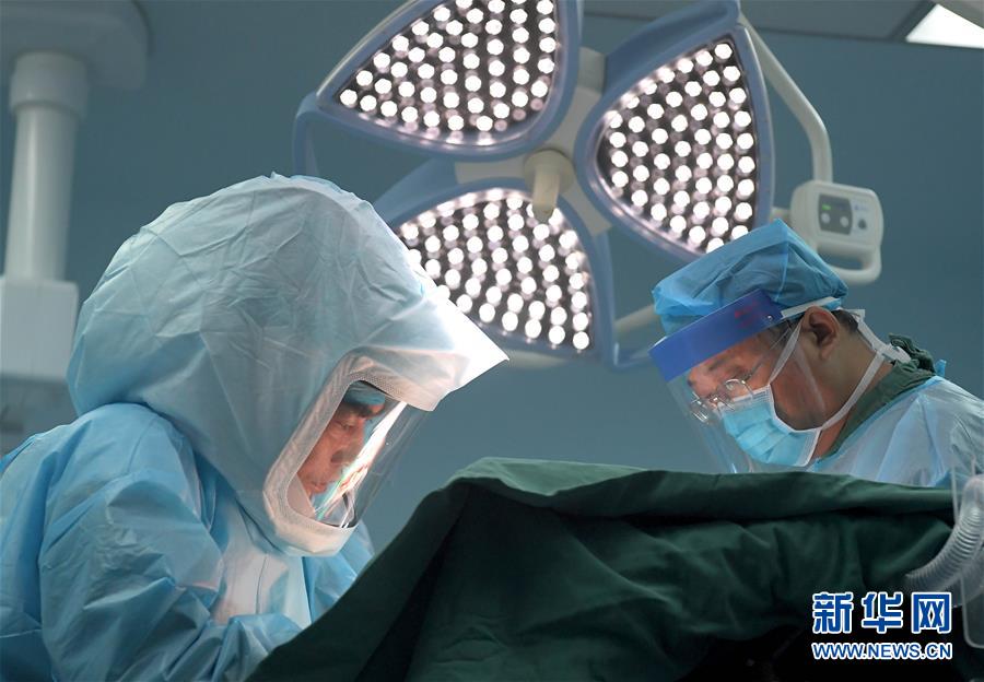 （中國網事&middot;感動2019&middot;圖文互動）（1）為艾滋病患者主刀的醫生馮秀嶺：每個生命都值得尊重