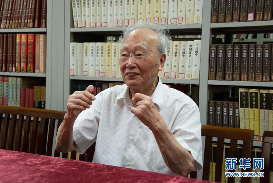 （新華全媒頭條&middot;圖文互動）（5）滄海橫流 信仰彌堅&mdash;&mdash;記共產(chǎn)黨員、湘潭大學(xué)九旬教授滄南