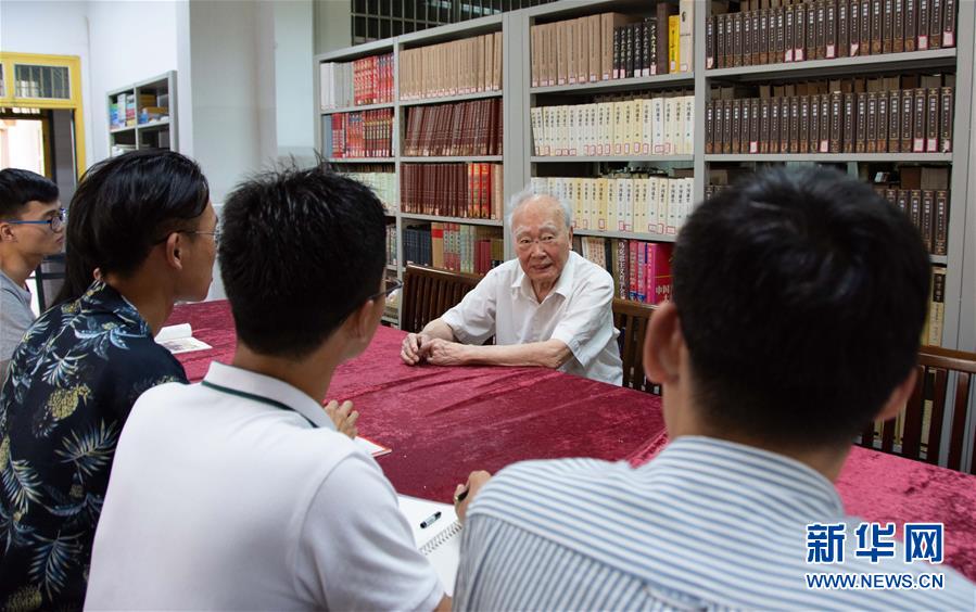 （新華全媒頭條&middot;圖文互動）（4）滄海橫流 信仰彌堅&mdash;&mdash;記共產(chǎn)黨員、湘潭大學(xué)九旬教授滄南