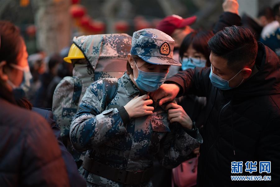（新型肺炎疫情防控&middot;圖文互動）（1）除夕夜，他們這樣出征&mdash;&mdash;空軍軍醫大學醫療隊出征武漢疫區見聞
