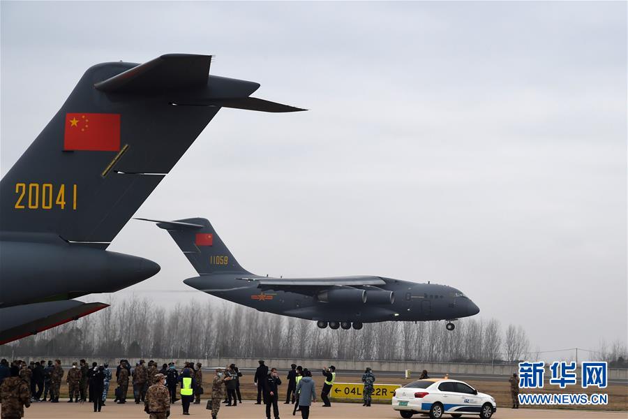 （聚焦疫情防控&middot;圖文互動）（4）空軍出動3型11架運輸機多地同步向武漢空運醫療隊員
