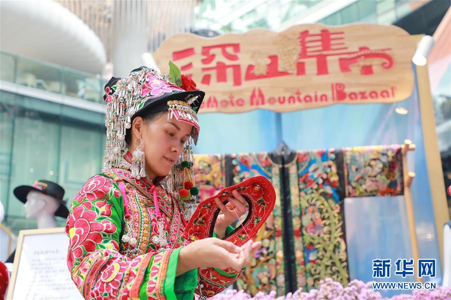 （脫貧攻堅(jiān)風(fēng)采錄&middot;帶頭人&middot;圖文互動(dòng)）（2）背著娃繡著花 養(yǎng)活自己養(yǎng)活家&mdash;&mdash;夏華和13000名大山繡娘的&ldquo;中國(guó)夢(mèng)&rdquo;