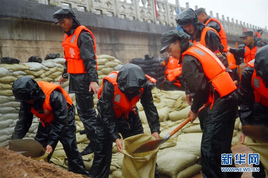 （防汛抗洪&middot;圖文互動）（1）洪水不退，子弟兵誓死不退&mdash;&mdash;解放軍和武警部隊官兵參與洪澇災害搶險救援記事