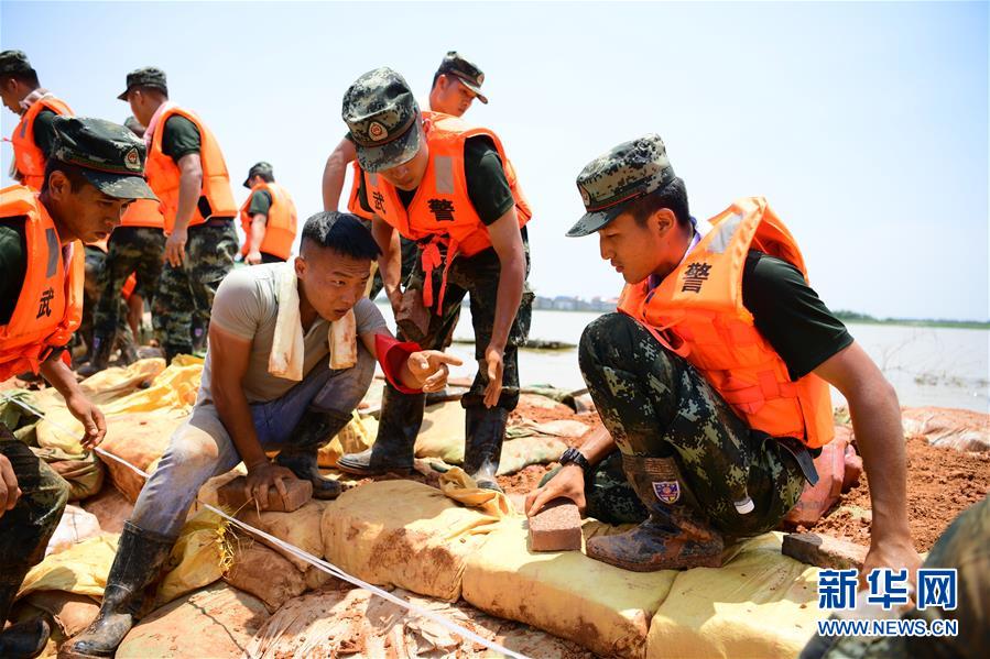 （防汛抗洪&middot;圖文互動）（2）洪水不退，子弟兵誓死不退&mdash;&mdash;解放軍和武警部隊官兵參與洪澇災害搶險救援記事