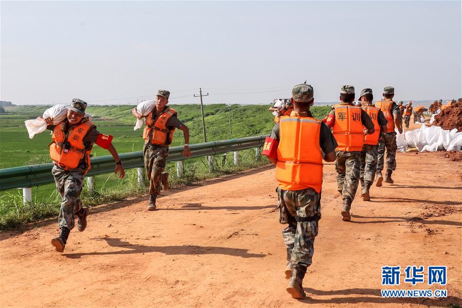 （防汛抗洪&middot;圖文互動）（5）洪水不退，子弟兵誓死不退&mdash;&mdash;解放軍和武警部隊官兵參與洪澇災害搶險救援記事