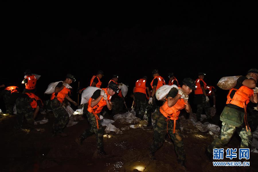 （防汛抗洪&middot;圖文互動）（7）洪水不退，子弟兵誓死不退&mdash;&mdash;解放軍和武警部隊官兵參與洪澇災害搶險救援記事