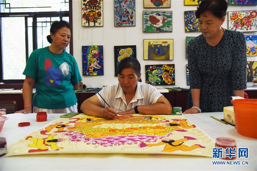 （走向我們的小康生活&middot;圖文互動）（1）放下鋤頭拿畫筆&mdash;&mdash;山東青州農民畫繪出美好新生活