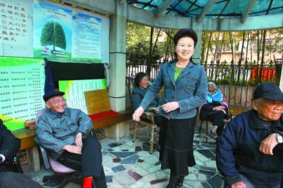午睡后老人們每天在小區花園里等梁書記&ldquo;報到&rdquo;