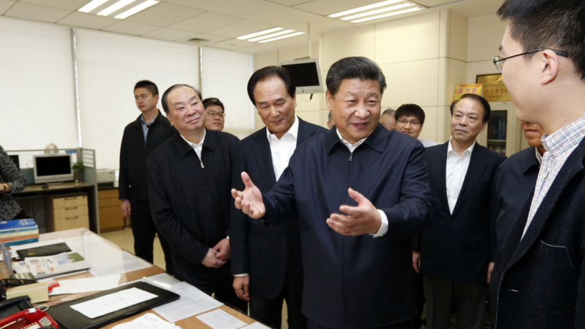 習近平在新華社同&ldquo;走基層&rdquo;回來的記者交談
