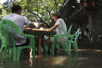 &ldquo;水中茶館&rdquo;享清涼