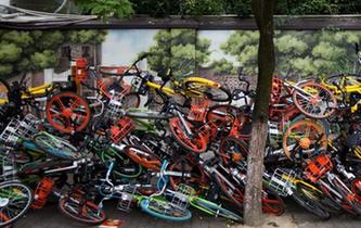 南京街頭共享單車(chē)&ldquo;疊羅漢&rdquo;