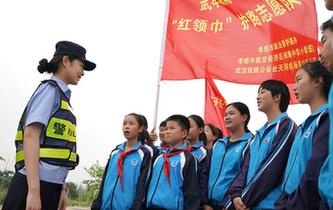 孩子們的&ldquo;紅領(lǐng)巾護(hù)路志愿隊&rdquo;