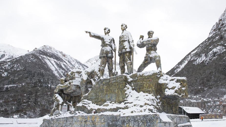 甘當路石 民族團結&mdash;&mdash;&ldquo;兩路&rdquo;精神述評