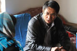 陳家順向村民介紹出國務工情況