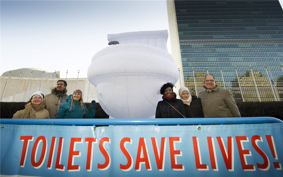 &ldquo;世界廁所日&rdquo;，聯(lián)合國總部大樓前的口號(hào)條幅