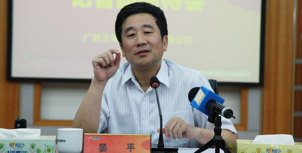 玉柴集團公司董事局主席晏平&mdash;&mdash;大家可能不一定認識我，但是大家一定坐過裝配玉柴發(fā)動機的客車、公交車，因為玉柴發(fā)動機裝配在全國超過60%的客車、公交車上。玉柴發(fā)動機能夠陪伴大家上班、回家、逛街，我很自豪。我們將繼續(xù)制造更多更好的綠色產(chǎn)品，造福社會和百姓。