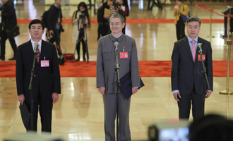 吳曉光、胡偉武、金東寒代表接受采訪