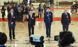 王辰、楊潔、劉文力、王旭東代表接受采訪