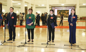 蔣成華、邵蕓、甘露、周宇代表接受采訪