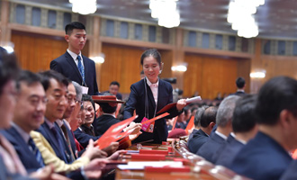 工作人員發放選票