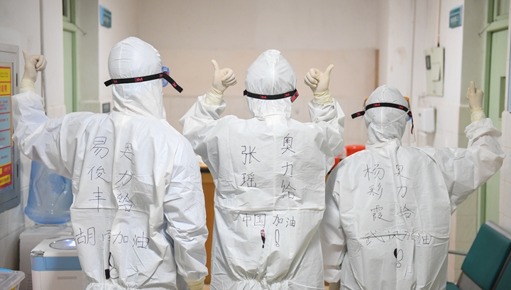 辛識(shí)平：白衣如戰(zhàn)袍，字字見仁心