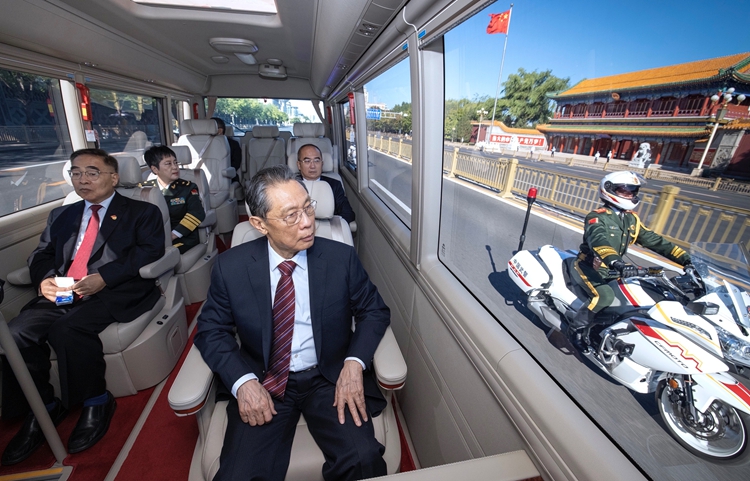 學習快評丨以國之名向最美天使致敬！