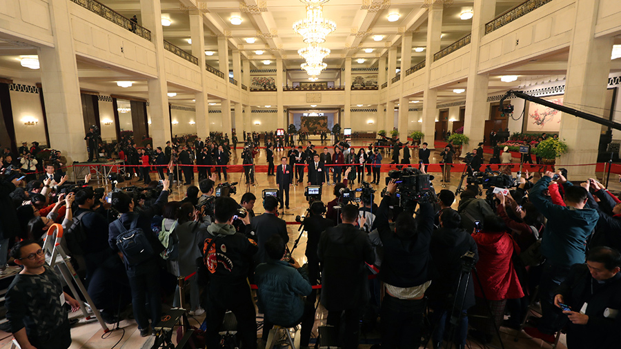 全國人大代表在&ldquo;代表通道&rdquo;接受采訪