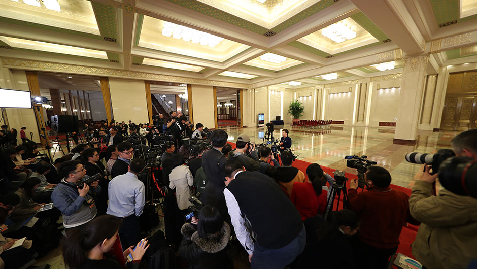 記者在&ldquo;部長通道&rdquo;采訪