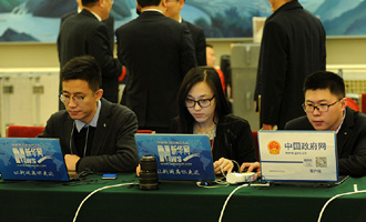 新華網、中國政府網記者在做直播準備