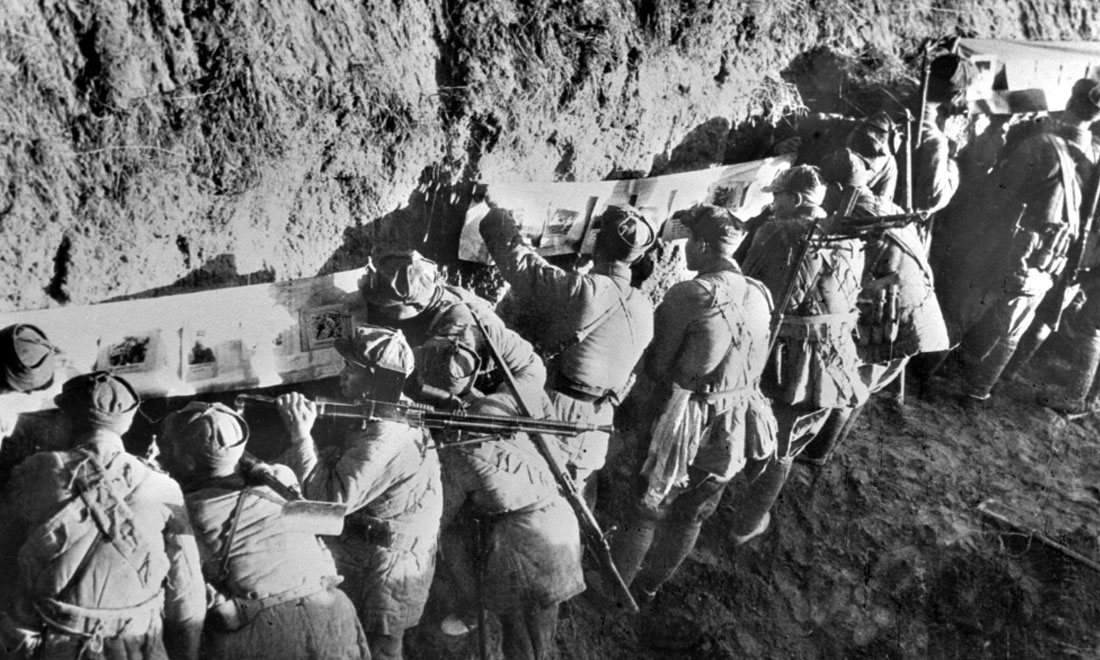 1948年冬，淮海戰役期間，雙堆集前沿陣地舉辦的戰地影展，深受解放軍戰士歡迎。新華社稿  袁克忠攝