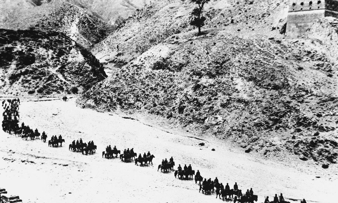 1937年11月太原失守后，八路軍向華北敵后挺進，分兵發動群眾，開展敵后游擊戰爭，創建敵后根據地。新華社稿　沙飛攝