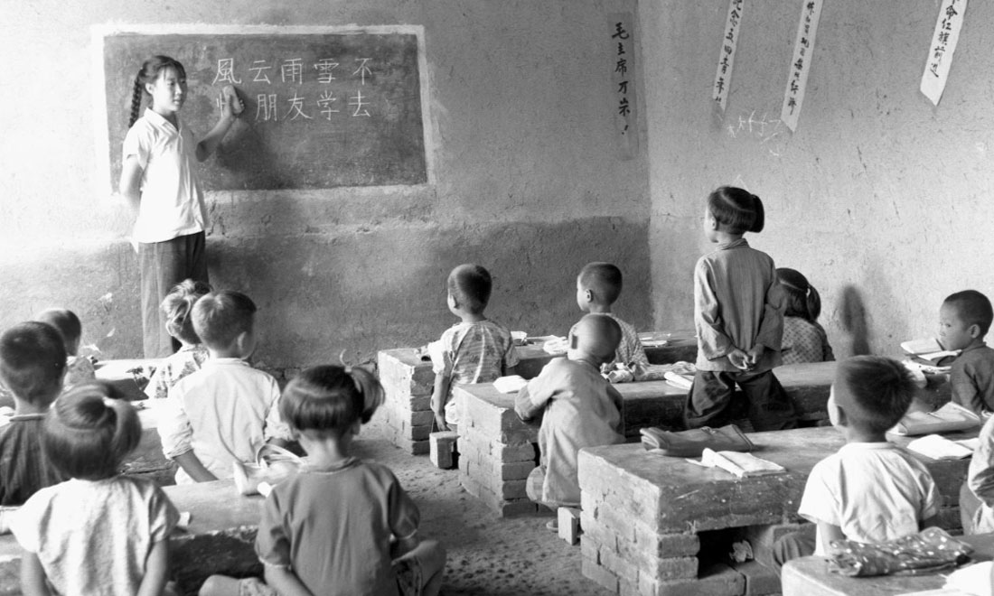 1964年夏，河北省壩縣煎茶鋪公社西煎大隊，一所耕讀小學的學生們在上課。新華社記者梁一丁攝