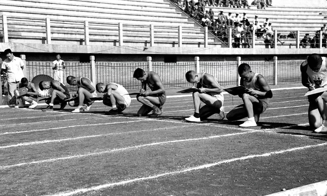 1952年8月2日，慶祝中國人民解放軍建軍25周年全軍運動會在北京舉行，運動員在進行識字賽跑比賽。新華社記者岳國芳攝