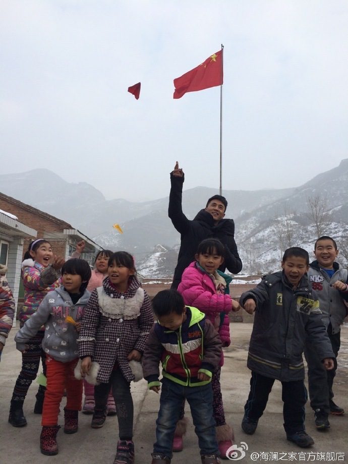 2015年&ldquo;多一克溫暖&rdquo;著名演員杜淳加入溫暖行動。暖男杜淳很快和孩子們打成了一片，他和孩子們聊起了夢想，讓孩子們將它寫在紙上并折成紙飛機(jī)，領(lǐng)著孩子們來到操場上將帶著夢想紙飛機(jī)放飛。