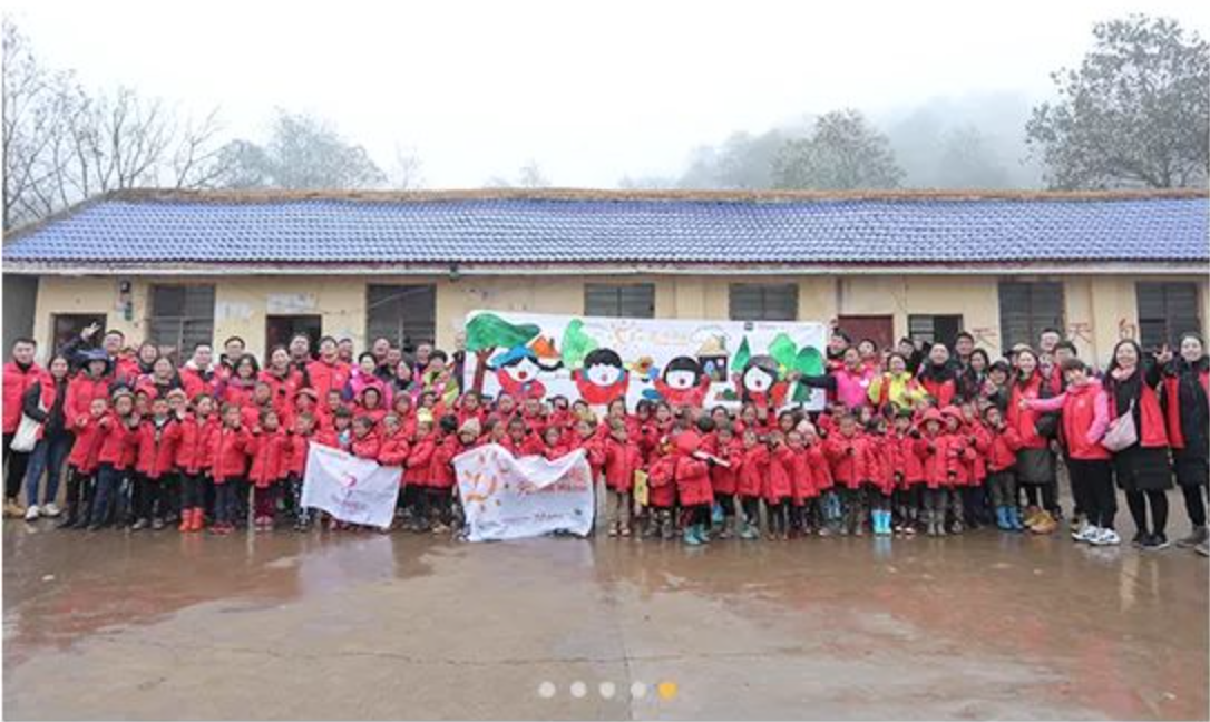 2018年11月6日，&ldquo;多一克溫暖&rdquo;團(tuán)隊走進(jìn)大涼山深處。為孩子們送去冬衣的同時，海瀾之家聯(lián)合網(wǎng)易打造在線課程平臺，把優(yōu)質(zhì)的教育資源也傳遞到偏遠(yuǎn)山區(qū)。同年，知名導(dǎo)演陸川特別參與監(jiān)制了&ldquo;多一克溫暖&rdquo;微電影《信歌》，為山區(qū)送去&ldquo;暖身又暖心&rdquo;的力量。