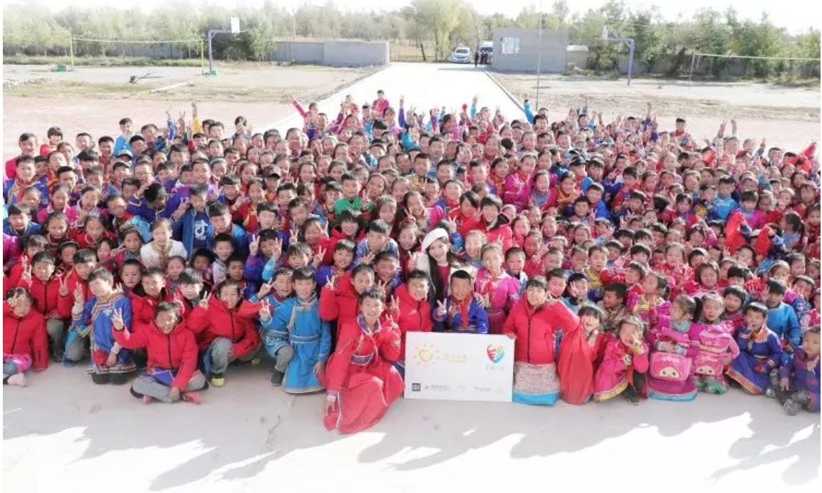 不知不覺，&ldquo;多一克溫暖&rdquo;已經(jīng)步入第六年。2019年10月14日，林志玲首次作為公益同行人，攜手鳳凰網(wǎng)&ldquo;護(hù)童計劃&rdquo;，與&ldquo;多一克溫暖&rdquo;一起趕赴內(nèi)蒙古回訪茫汗蘇木中心校的&ldquo;志玲姐姐之家&rdquo;，給那里的孩子送去溫暖。