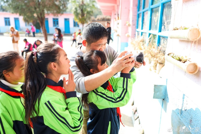 盡管身處大山，塢鉛小學(xué)卻到處都是驚喜，自制插花、獨(dú)一無二的石頭畫、杉木墩上的24節(jié)氣圖&hellip;&hellip;孩子們從不缺少發(fā)現(xiàn)美的眼睛。2019年，海瀾之家特別準(zhǔn)備了攝影課堂，讓孩子們通過拍照的方式自由地傳達(dá)真善美。