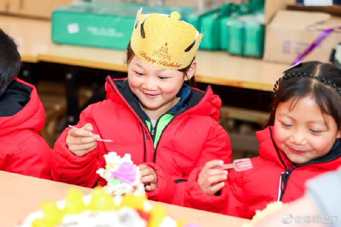 從暖身到暖心，海瀾之家的志愿者們不僅為孩子們帶去了學(xué)習(xí)用品，還帶去了生日蛋糕，給孩子們過了一個難忘的生日party。生長在山區(qū)的他們，過生日也只能和在外打工的父母通個電話，許多孩子還是第一次和這么多人一起吹蠟燭許生日愿望。