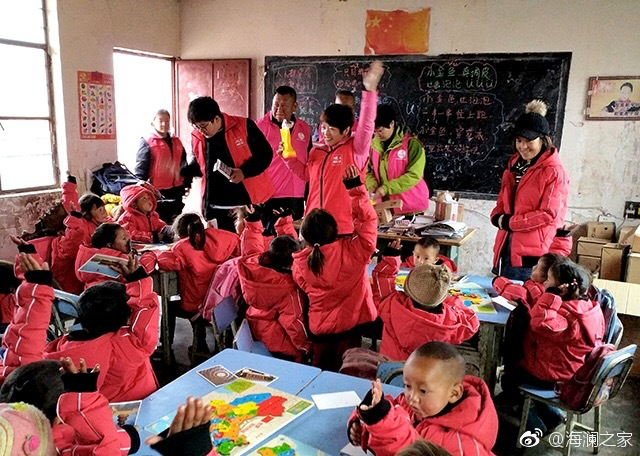 2018年，由海瀾之家攜手網(wǎng)易新聞打造的&ldquo;多一課溫暖&rdquo;課程平臺讓一間間溫暖的課堂走向深山與邊陲。帶著貼合孩子教育需求的線上內(nèi)容和教師、各領(lǐng)域KOL及愛心人士組成的愛心團(tuán)隊，海瀾之家用實際行動為孩子的教育加溫，踐行&ldquo;多一克溫暖&rdquo;。